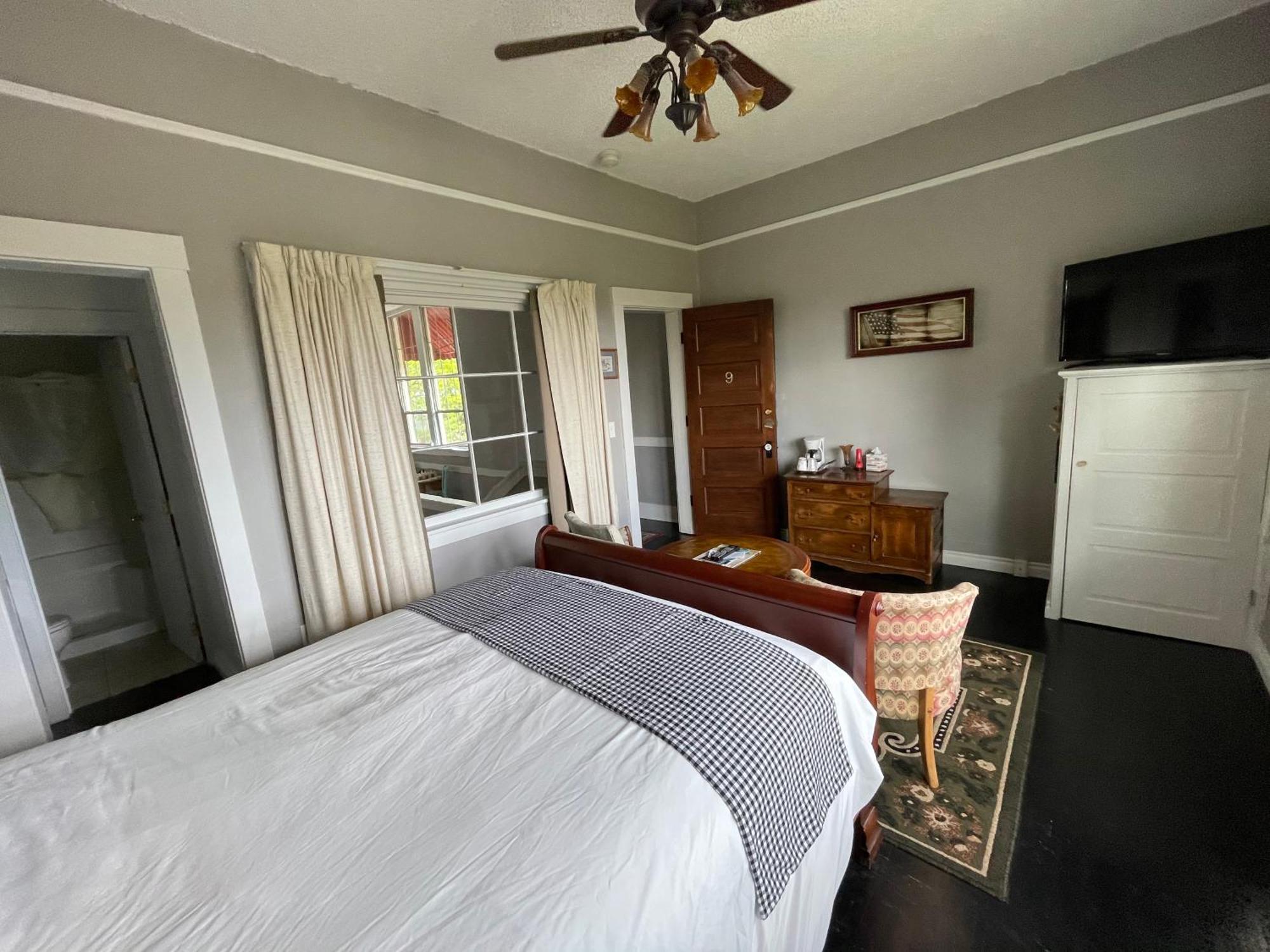 Northside School Bed & Breakfast Bonners Ferry Rum bild
